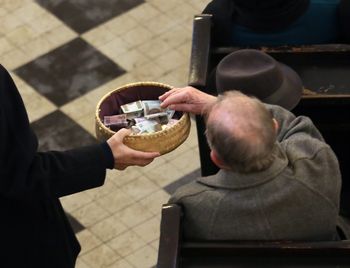Ksiądz przeliczył tacę. Oto co znalazł pomiędzy banknotami. Nie krył zdziwienia