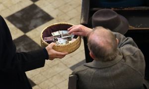 Ksiądz przeliczył tacę. Oto co znalazł pomiędzy banknotami. Nie krył zdziwienia