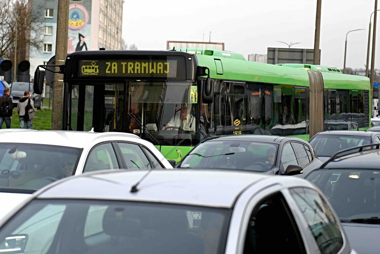 Uszkodzenie sieci trakcyjnej na skrzyżowaniu ulic Hetmańskiej i 28 Czerwca 1956 r. Poznaniu. Siedem linii tramwajowych zmieniło trasy