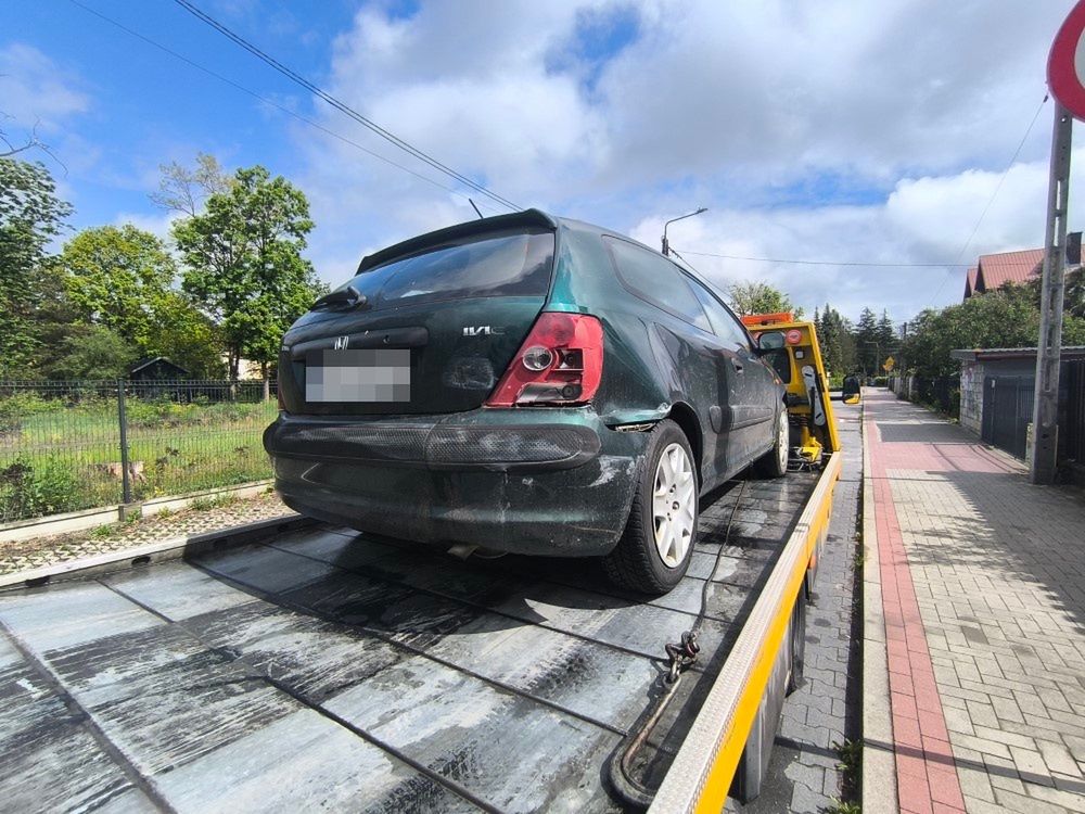 Fot. Licencjodawca. 19-latek rozbił auto i jeździł wrakiem