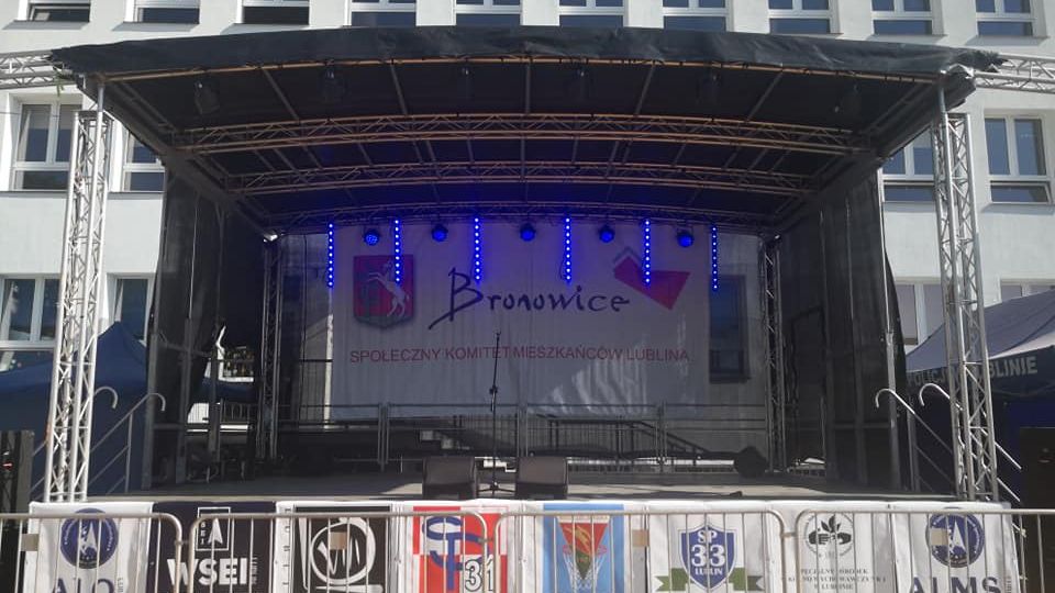 Scena Lubelskiego Jarmarku Bronowickiego na terenie SP nr 33 przy Pogodnej 19