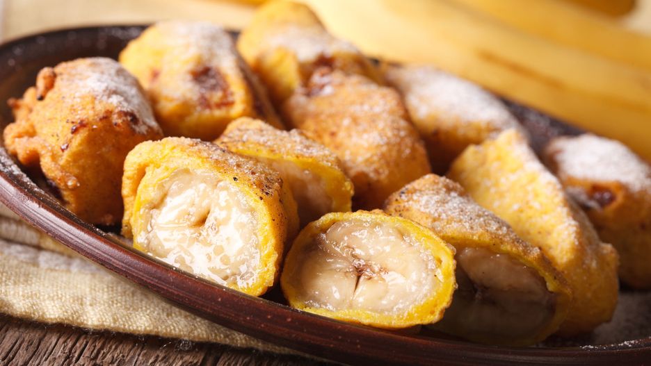 Przepis na słodką kolację. Banany smażone w cieście kokosowym
