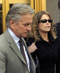 Nad Michaelem Douglasem krążą sępy