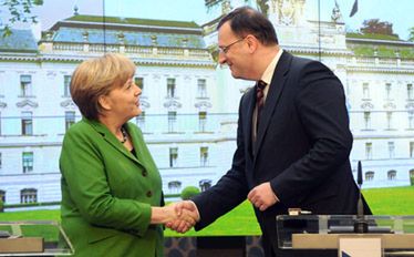 Merkelw Pradze. Niemcy nie będą wywierać wpływu