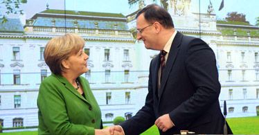 Merkelw Pradze. Niemcy nie będą wywierać wpływu
