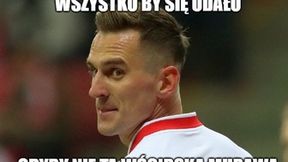 "Wścibska murawa". Internauci w memach bezlitośni dla Milika