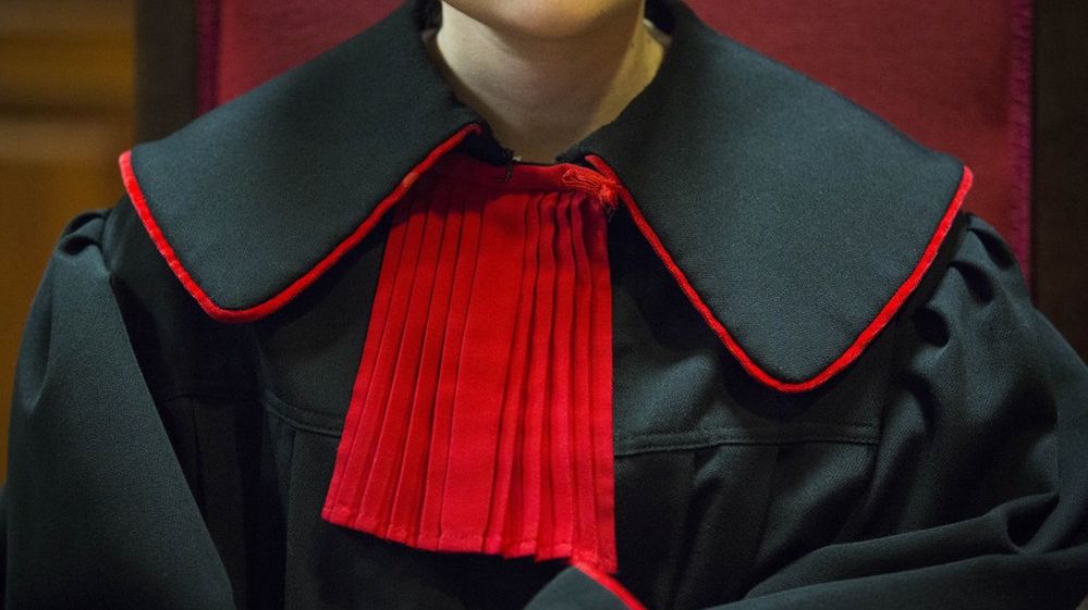 Absolewenci studiów prawniczych mogą pracować w sądach, kancelariach albo urzędach państwowych