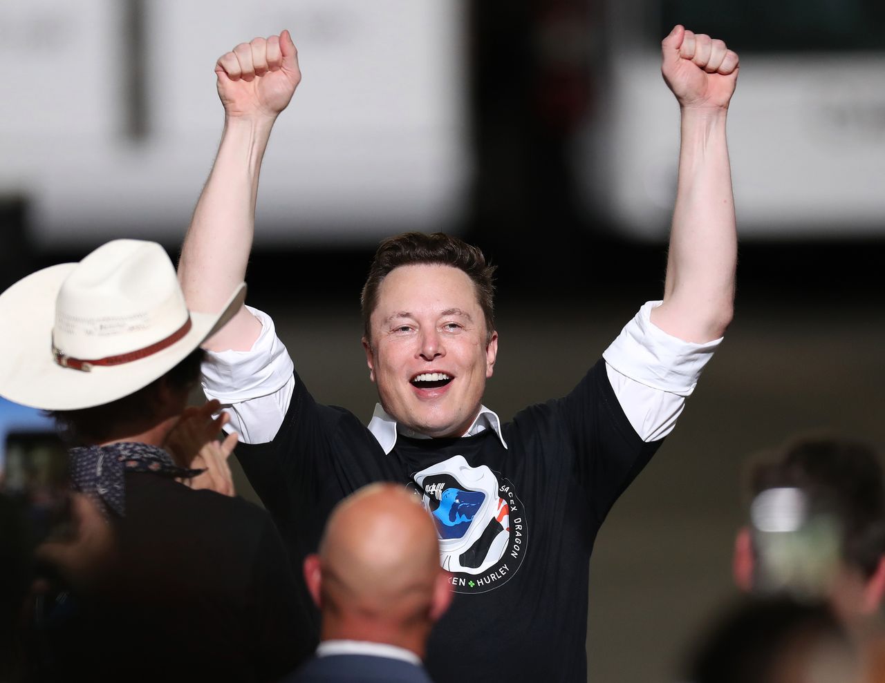 Elon Musk celebruje udany start rakiety SpaceX Crew Dragon.