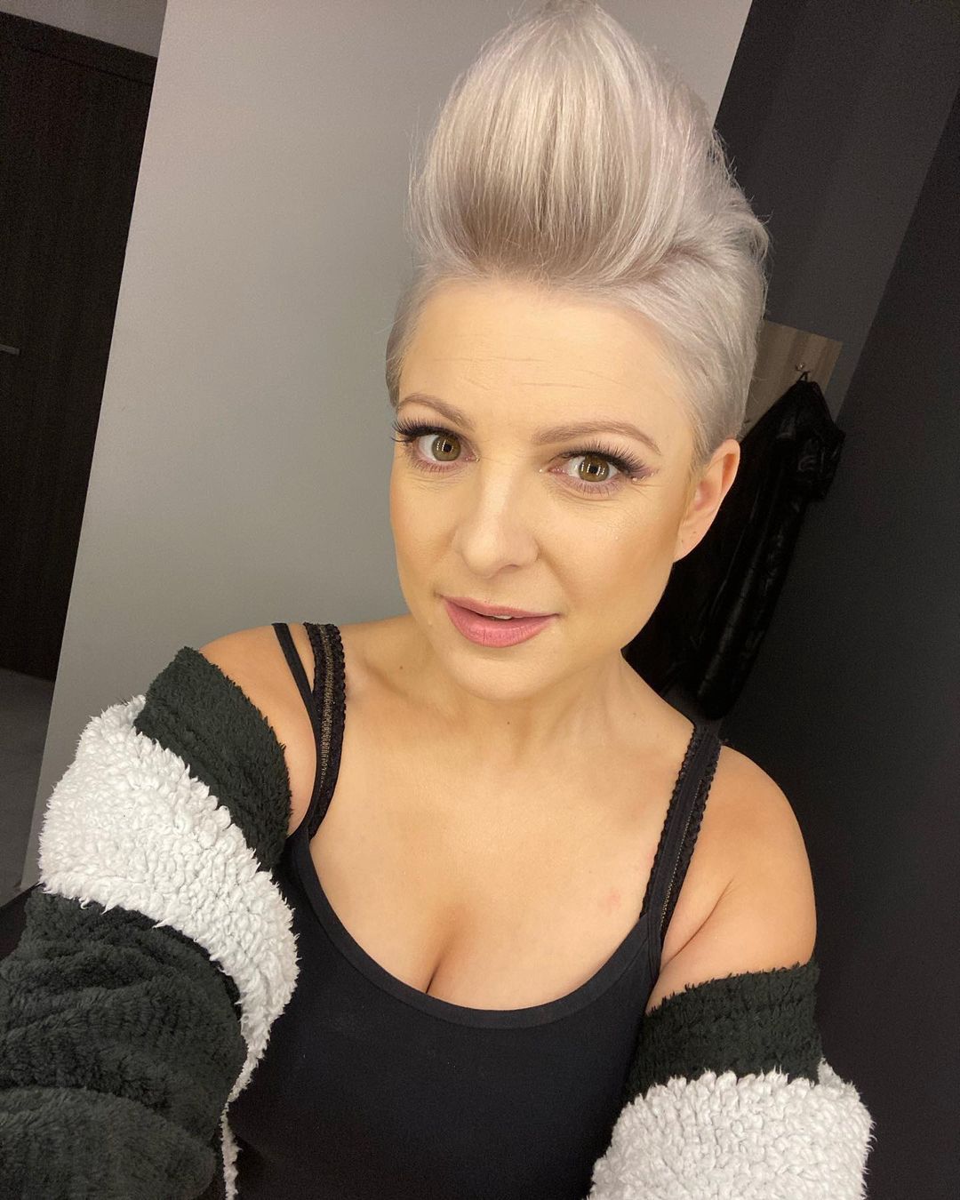 Magdalena Narożna zachwyca w wydekoltowanej sukience. Piękna?