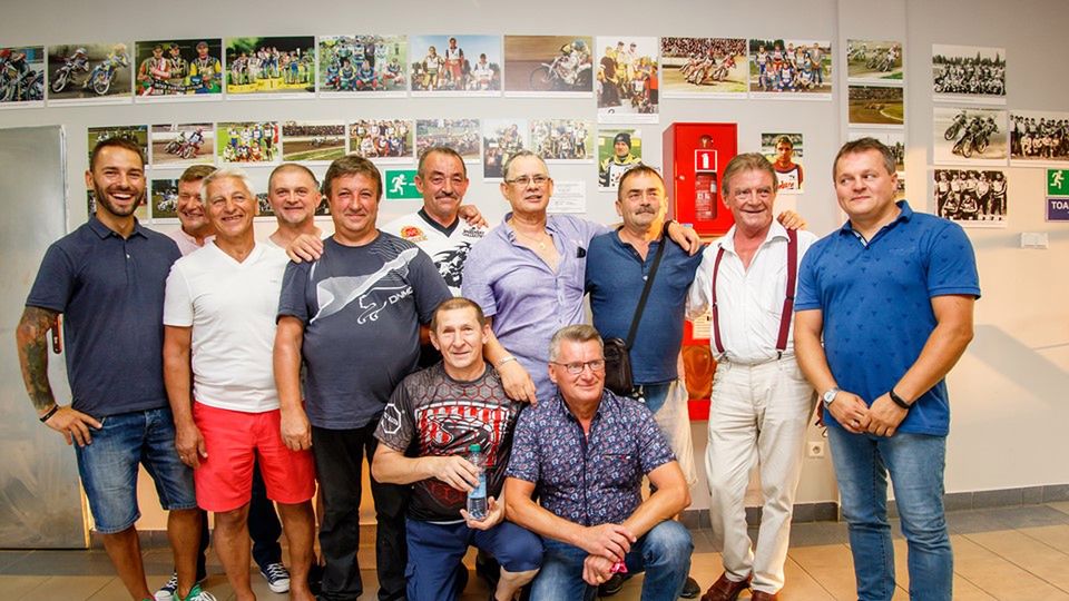 Byli zawodnicy ostrowskiego klubu Jacek Brucheiser do góry (szósty od lewej)