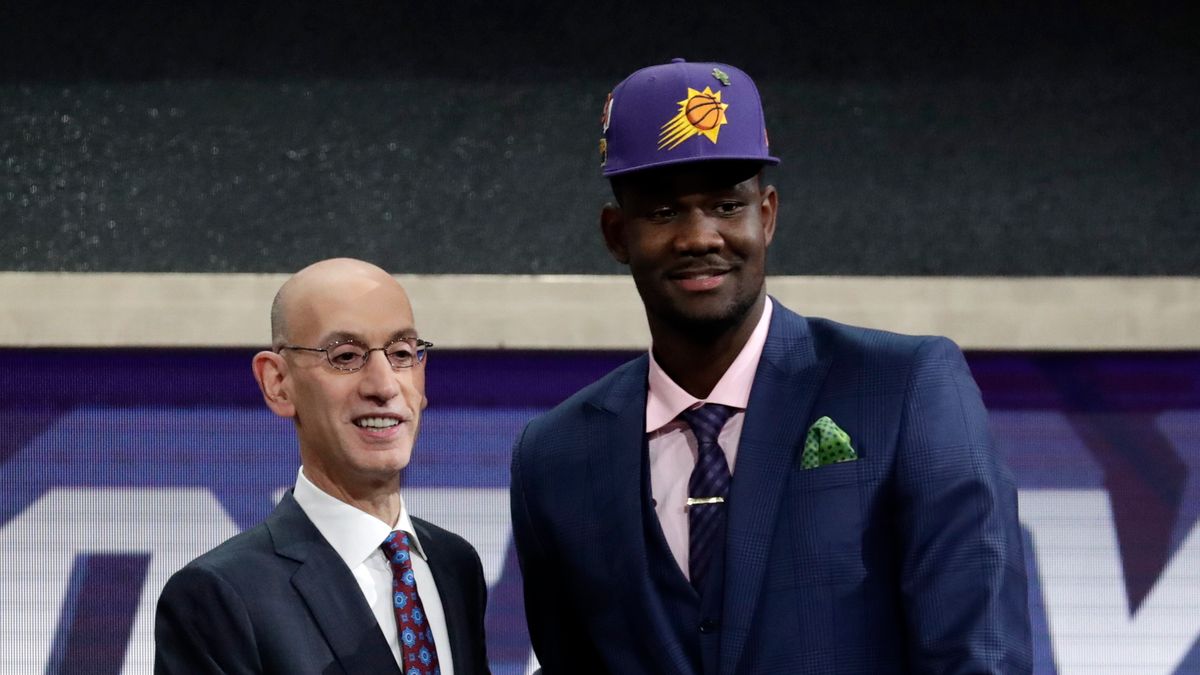 PAP/EPA / JASON SZENES / Komisarz NBA, Adam Silver i Deandre Ayton