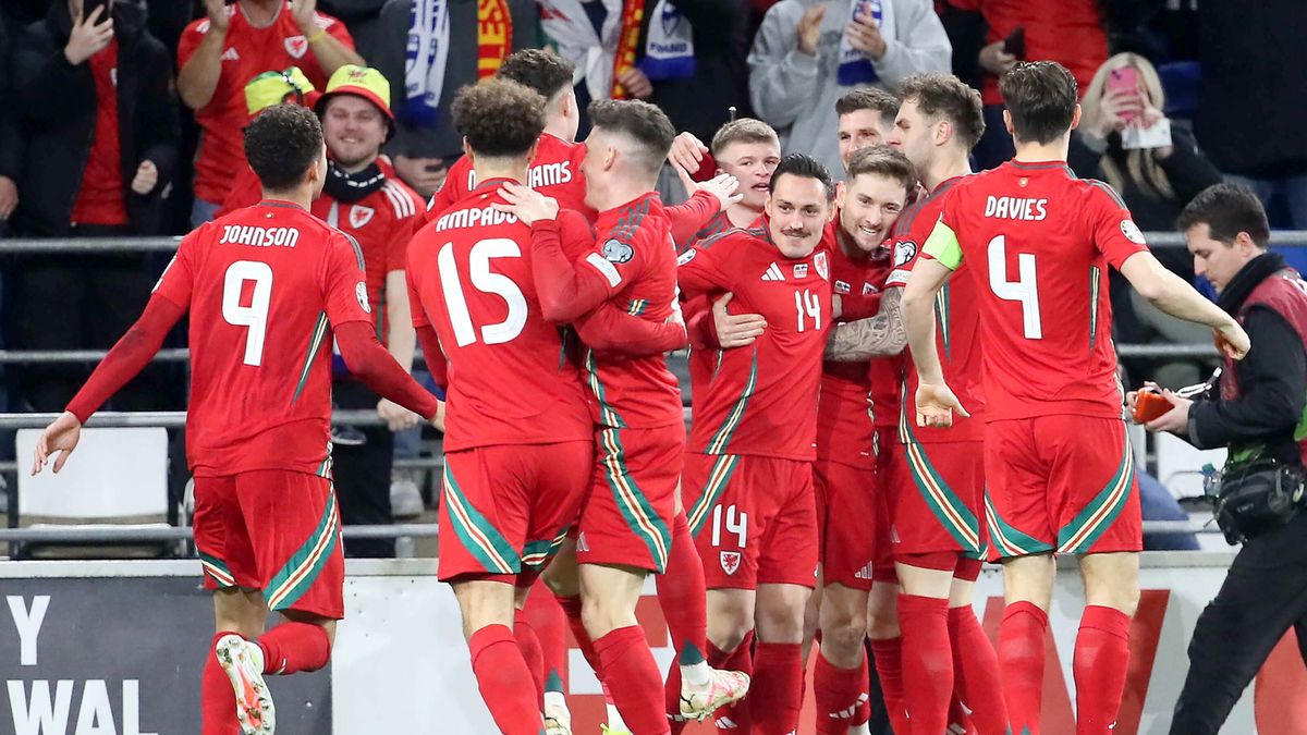 PAP/EPA / EPA/KARA THOMAS / Na zdjęciu: piłkarze reprezentacji Walii