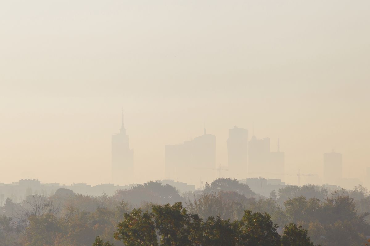 Smog Warszawa - 8 stycznia. Jakość powietrza lepsza, ale wciąż pozostawia wiele do życzenia