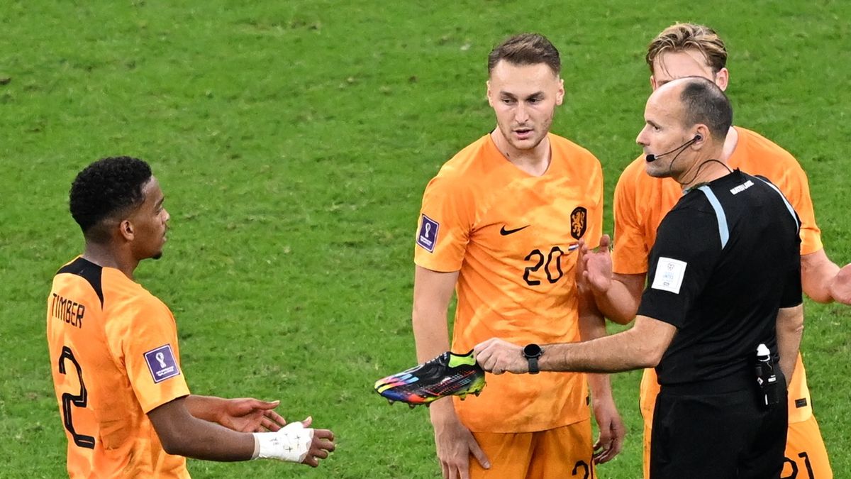 Zdjęcie okładkowe artykułu: Getty Images / Evrim Aydin/Anadolu Agency / Na zdjęciu: Mateu Lahoz w rozmowie z holenderskimi piłkarzami