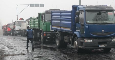 Stoją po kilka dni w kolejce po węgiel. "Do czego to doszło?!"