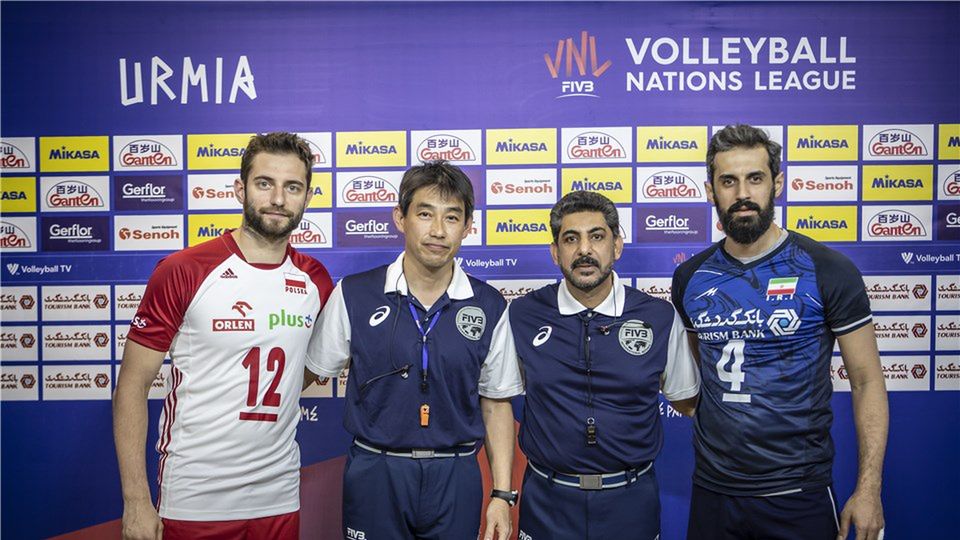 Zdjęcie okładkowe artykułu: Materiały prasowe / volleyball.world / Na zdjęciu od lewej Grzegorz Łomacz, główny sędzia Takeshi Eshita, drugi arbiter Jaafar Ebrahim Ali oraz Marouf