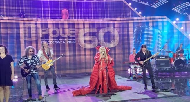 Jubileuszowy festiwal w Opolu. Znów wpadki, aluzje ze sceny, bojkot gwiazd. "Artyści nie łączą kropek?"