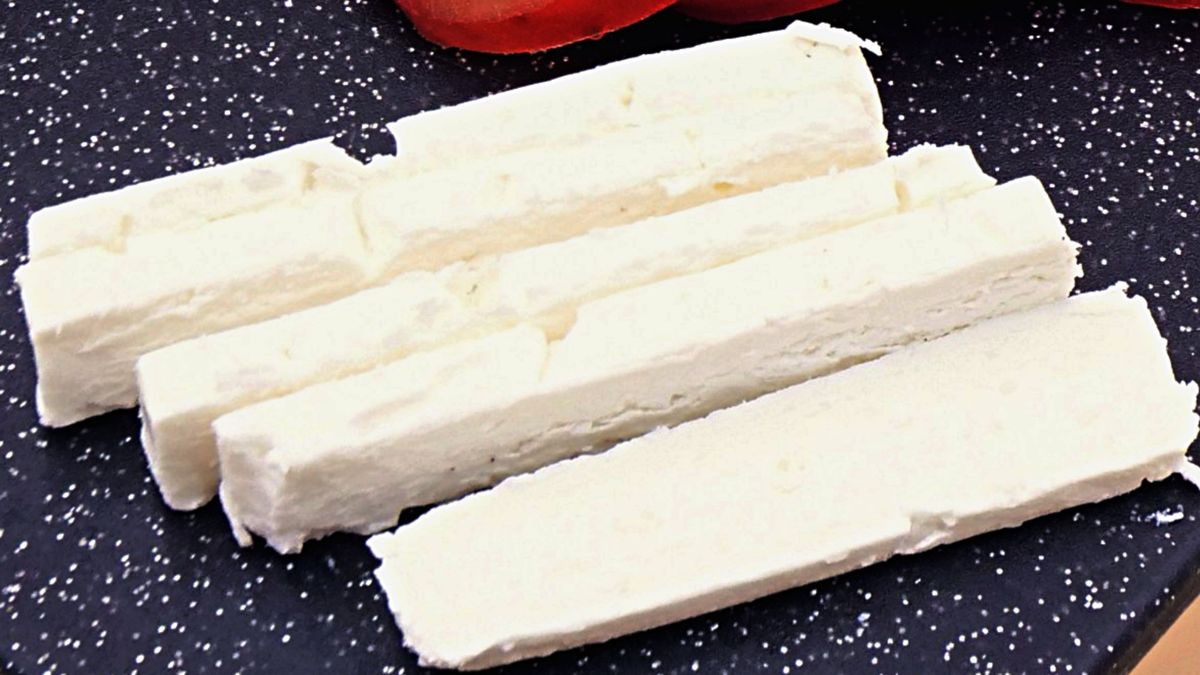 Feta to jeden z najzdrowszych wyborów wśród serów tłustych.