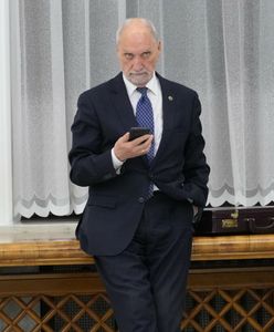 Macierewicz znów za kółkiem? "Prawie potrącił mnie na pasach"