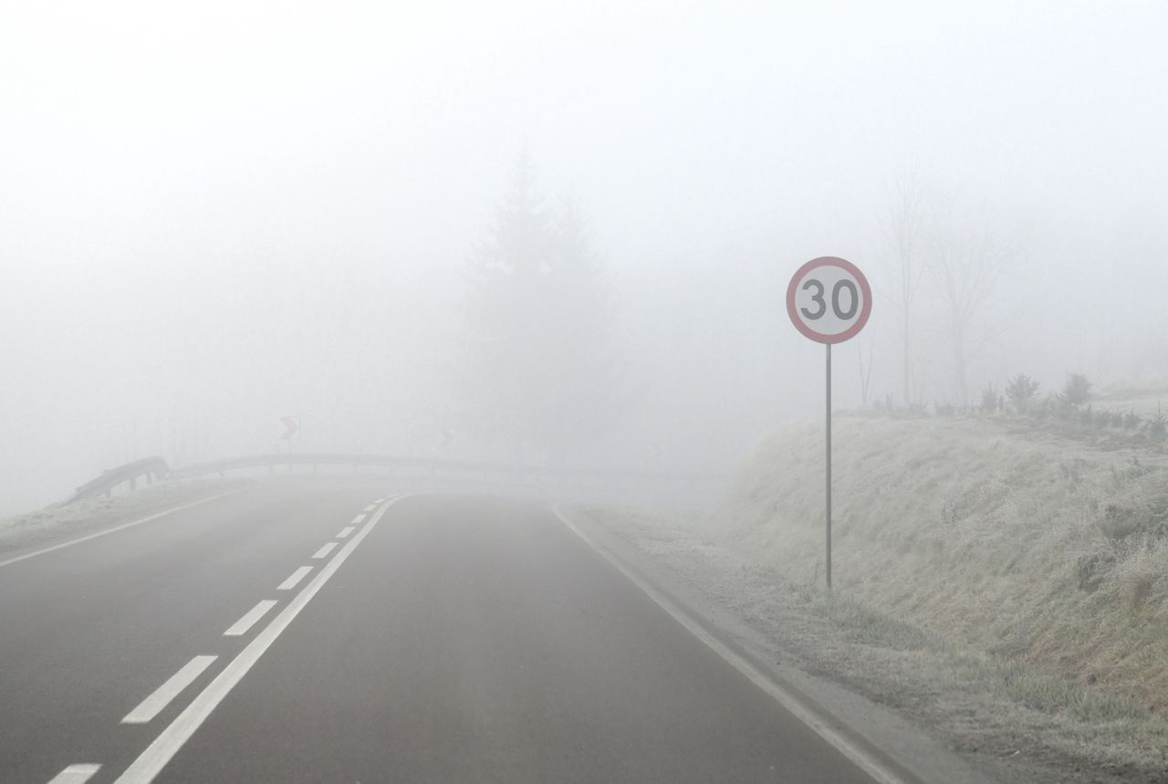 IMGW ostrzega. Gęste mgły w kilku województwach