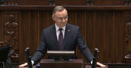 Orędzie prezydenta. Duda znacząco kiwa głową do Tuska