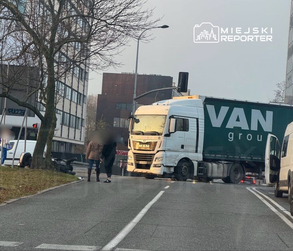 Warszawa: Zderzenie ciężarówki z motocyklistą na Wisłostradzie