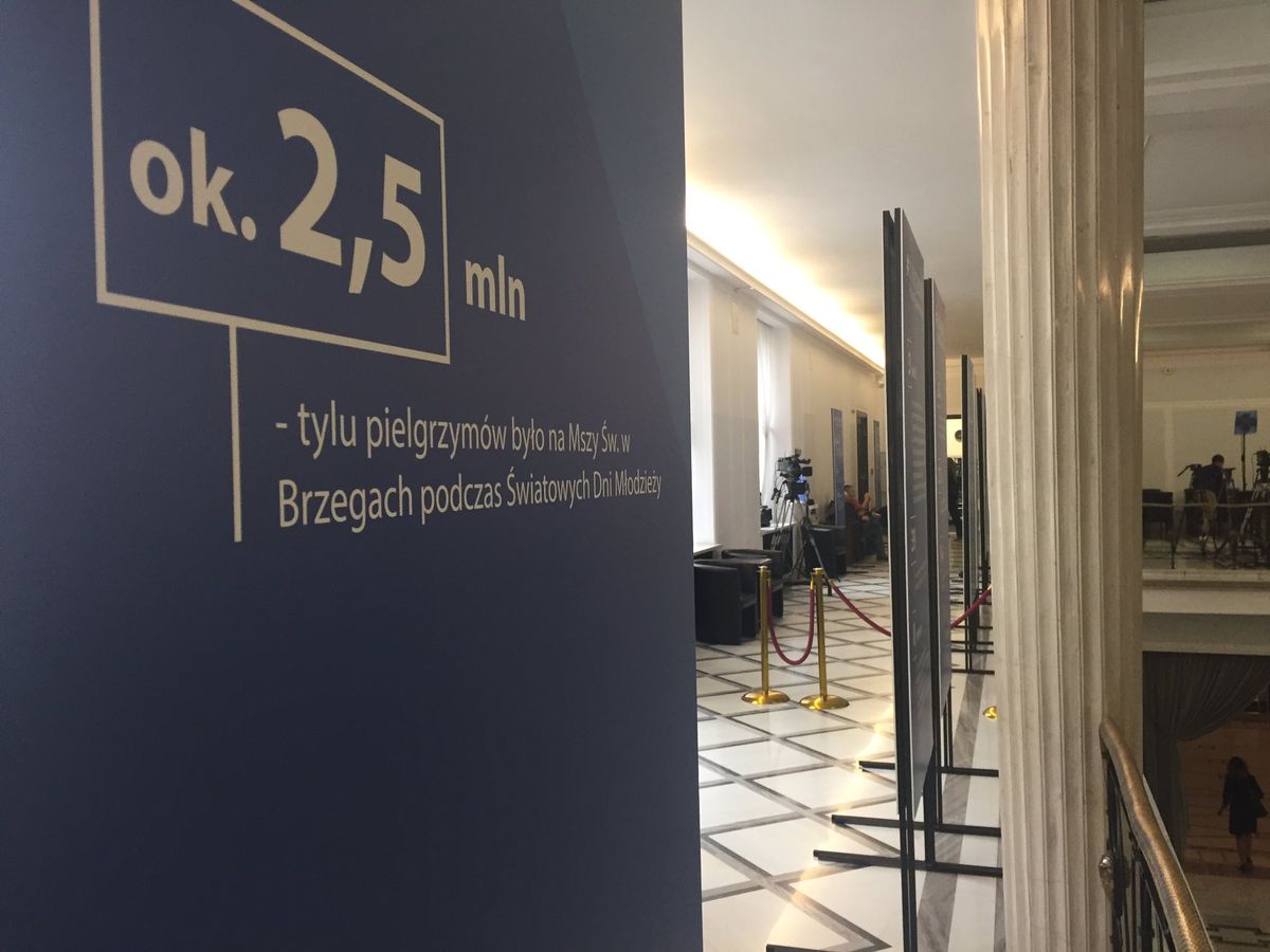 Kontratak PiS przed votum nieufności. W Sejmie stanęły tablice chwalące osiągnięcia rządu