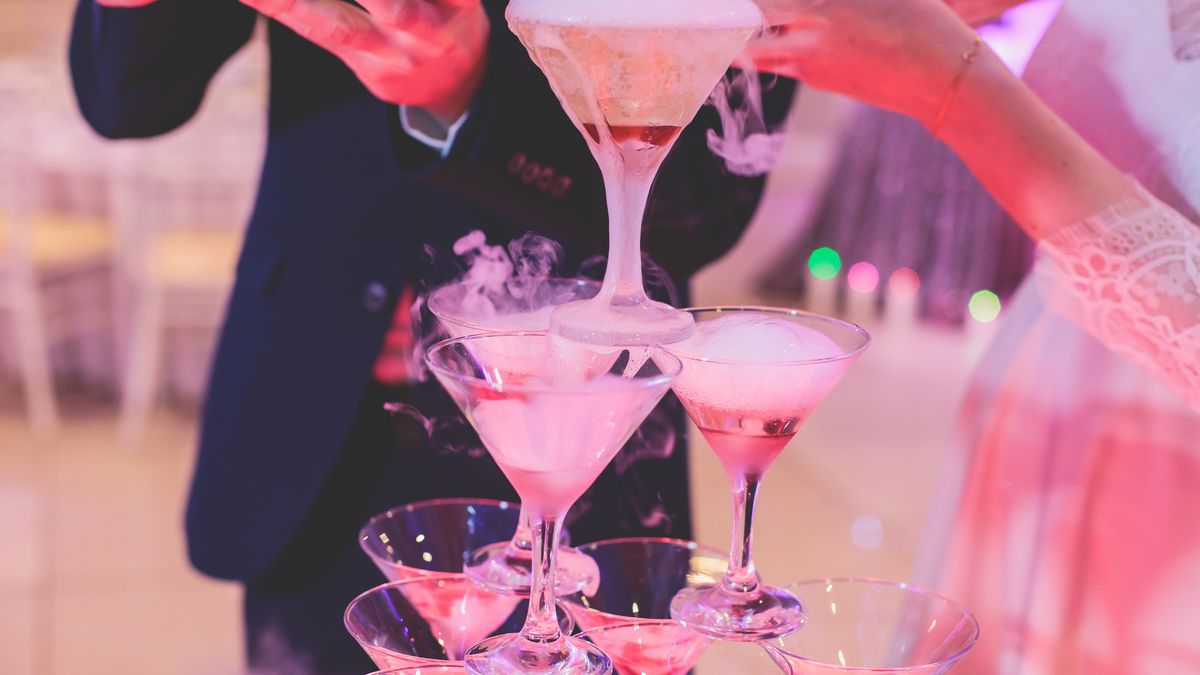 Niewielka opłata za alkohol na weselu ma pomóc w podratowaniu budżetu na podróż poślubną