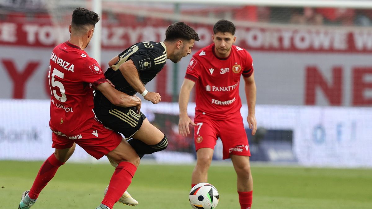 PAP / Marian Zubrzycki / Na zdjęciu: Piłkarze Widzewa Łódź Juan Ibiza (L) i Jakub Łukowski (P) oraz Roberto Alves (C) z Radomiaka Radom