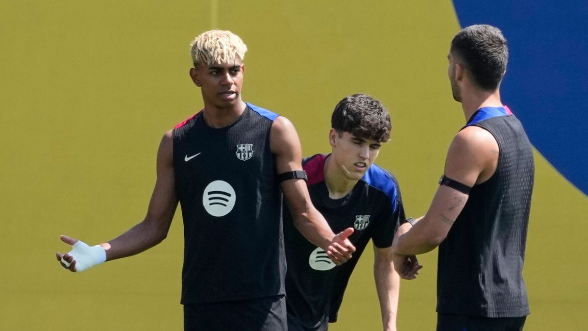 PAP/EPA / ALEJANDRO GARCIA / Na zdjęciu: piłkarze FC Barcelony
