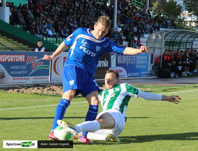 Tomasz Mokwa (z lewej) od nowego sezonu będzie biegał po boiskach ekstraklasy