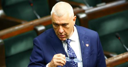 Pojawił się w Sejmie bez obrączki. Już wiadomo, co za tym stoi