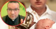 Czy można czekać z ochrzczeniem małego dziecka? Ksiądz stanowczo komentuje