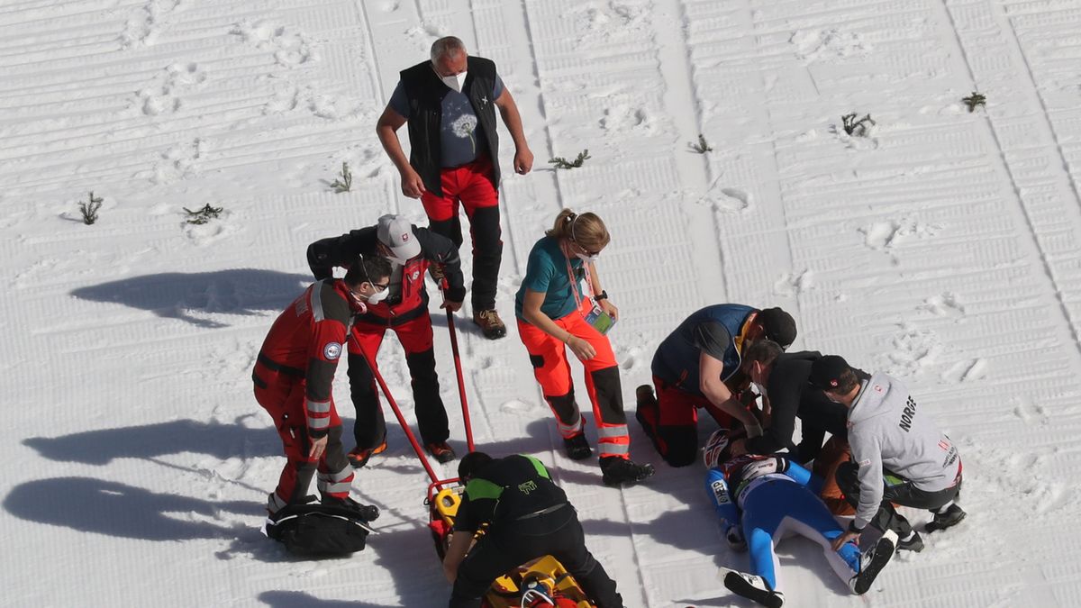 Norweg Daniel Andre Tande po upadku w serii próbnej przed zawodami Pucharu Świata 