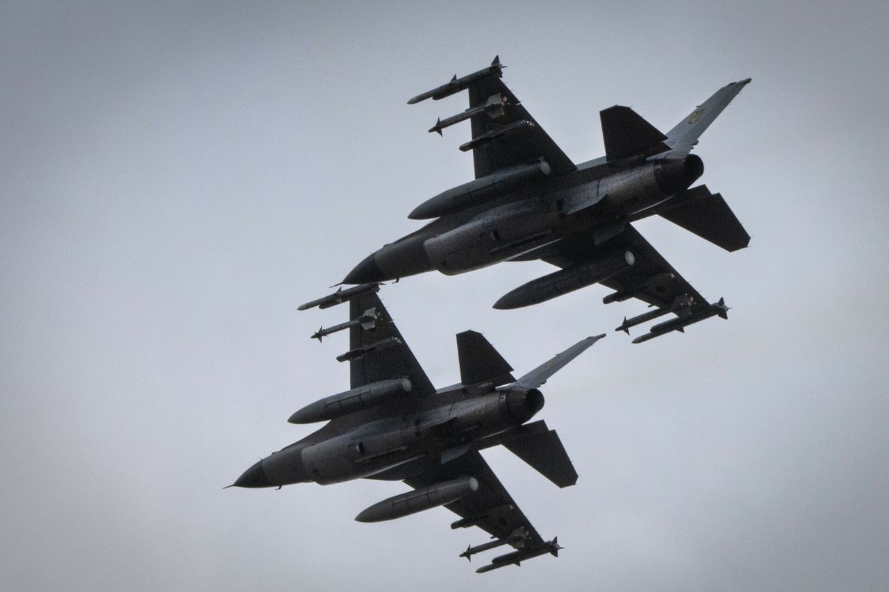 Zmasowany atak na bazę F-16. Rosjanie próbują zniszczyć ukraińskie myśliwce