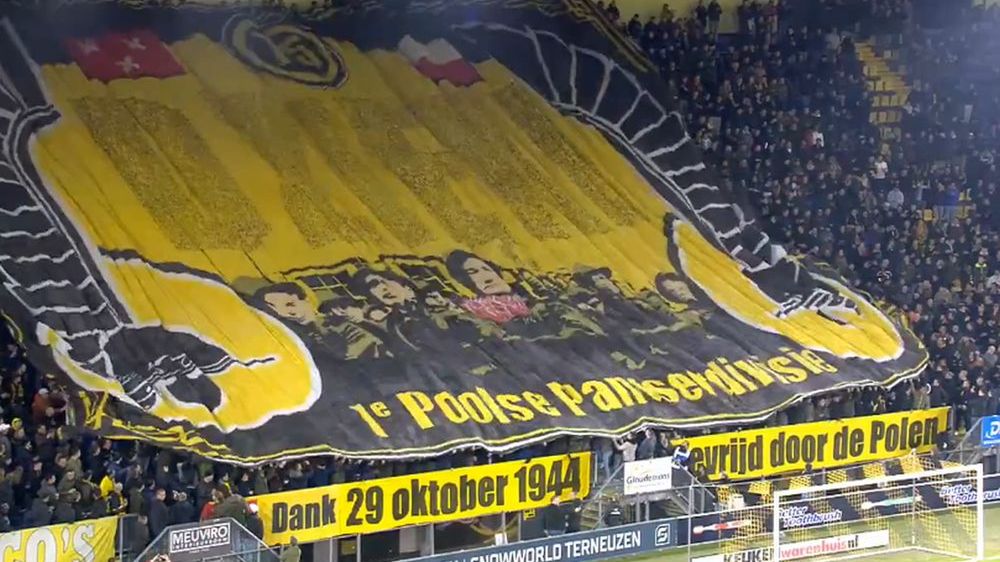 Twitter / Fox Sports / Na zdjęciu: efektowna oprawa kibiców NAC Breda na cześć polskich żołnierzy