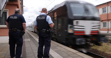 "Surfowali" na dachu pociągu. Dwie osoby zginęły