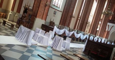 Dekoracja kwiatowa kościoła i sali weselnej – samodzielnie czy z firmą dekoratorską?