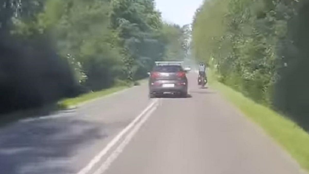 Wyprzedził rowerzystę, po czym zajechał mu drogę 