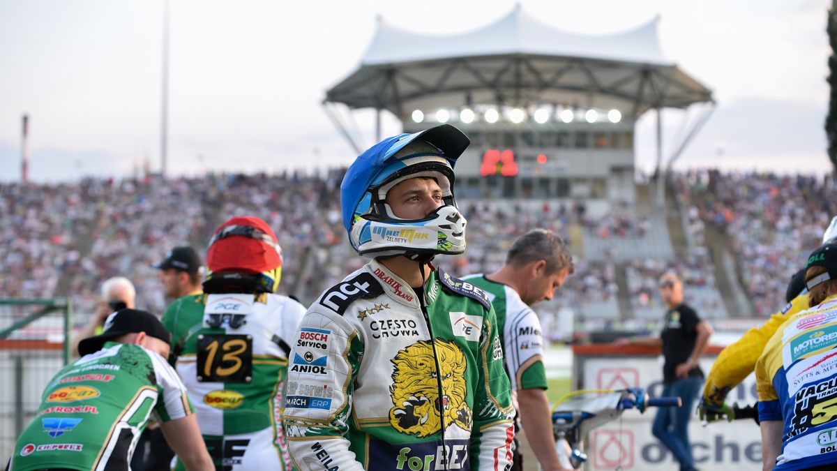 Michał Gruchalski W tle pełne trybuny stadionu w Częstochowie