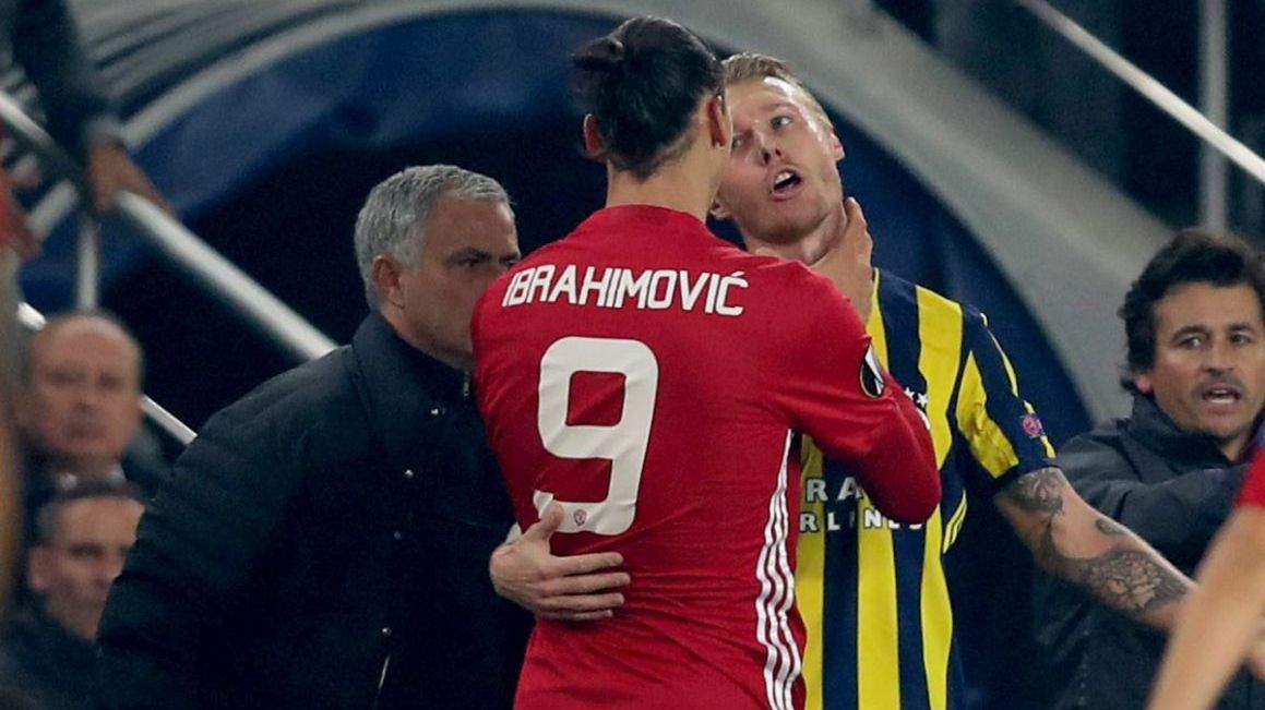 Zlatan Ibrahimović i Simon Kjaer podczas meczu Fenerbahce - Man Utd w Lidze Europy