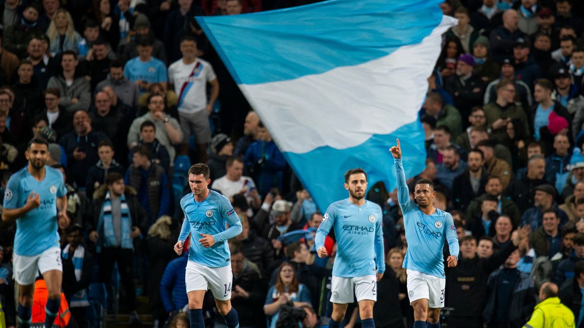 Zdjęcie okładkowe artykułu: PAP/EPA / PETER POWELL / Na zdjęciu: piłkarze Manchesteru City