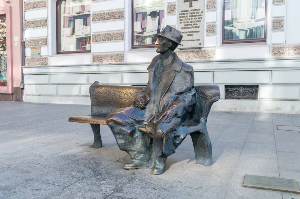 Łódź: 131. urodziny Juliana Tuwima. W piątek w pasażu Schillera w Łodzi można było usłyszeć wiersze