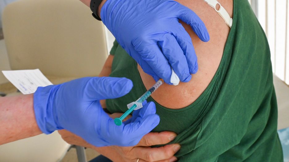 Szczepienia przeciw COVID. Są wyniki badań ws. niepożądanych reakcji