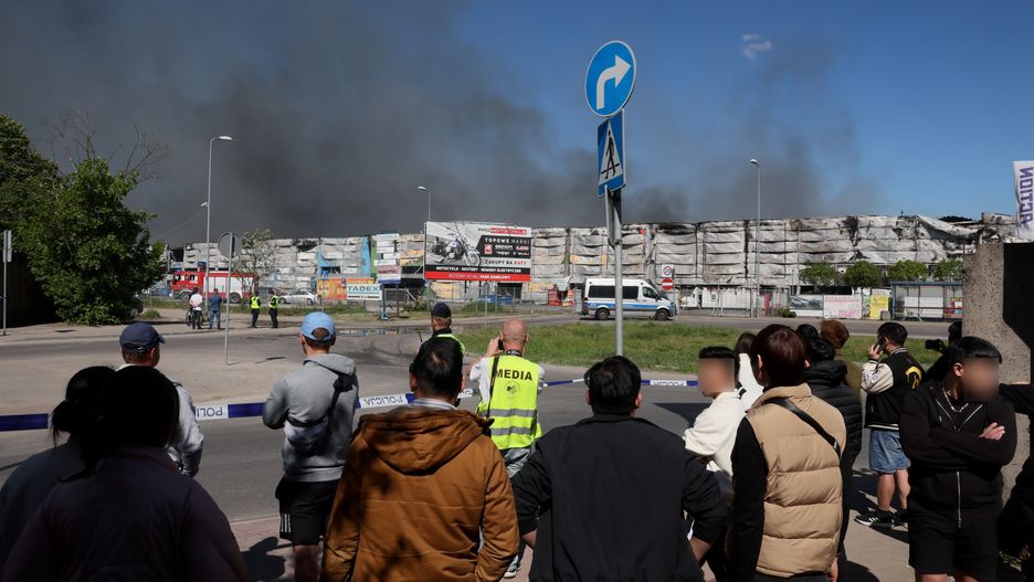 Warszawa, 12.05.2024. Dogaszanie pożaru kompleksu handlowego przy ul. Marywilskiej 44 w Warszawie, 12 bm. Ogniem objęte było ponad 80 proc. hali. Działania ratownicze prowadziło 50 zastępów, w tym SGRChem. (aldg) PAP/Leszek Szymański***Do tego materiału zdjęciowego dostępna jest również depesza w systemie CSI, pt.: Warszawa/ Strażacy dogaszają pożar kompleksu handlowego Marywilska 44**