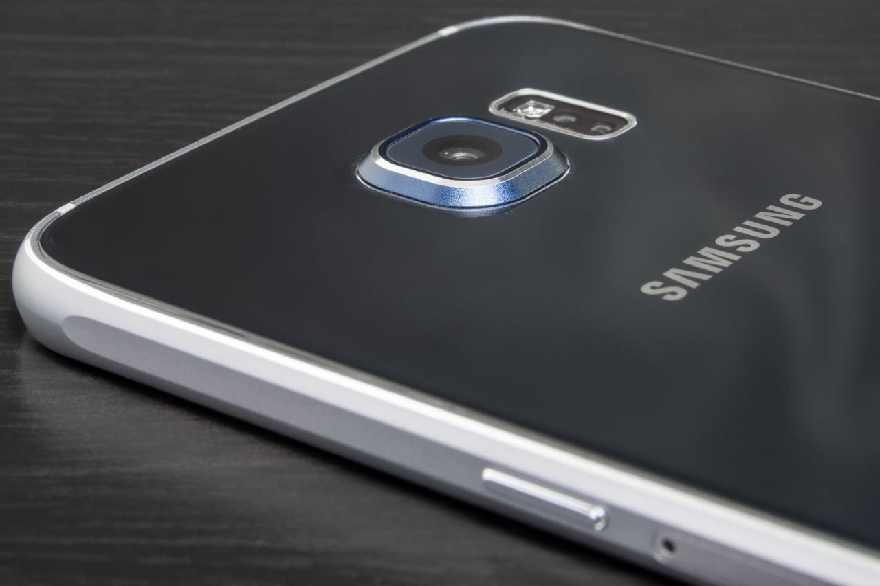 Smartfony Samsunga z kolorową poświatą przydatną przy robieniu selfie