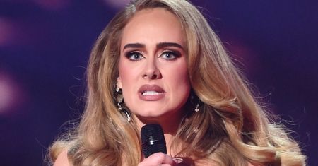 Nagle dopadło ją na scenie. Fani Adele zamarli