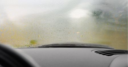 Magiczne mikstury i pochłaniacze? Na zaparowane szyby jest prostszy sposób