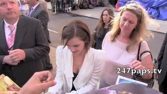 Emma Watson rozdaje autografy