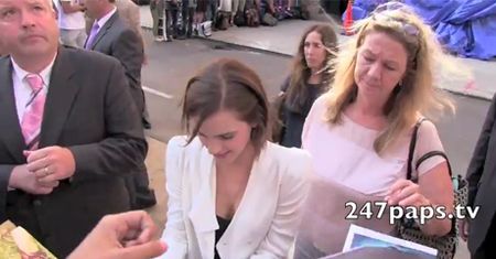 Emma Watson rozdaje autografy